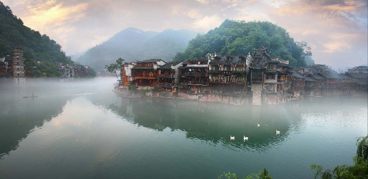 一座古香古色的古镇，湖南凤凰古城