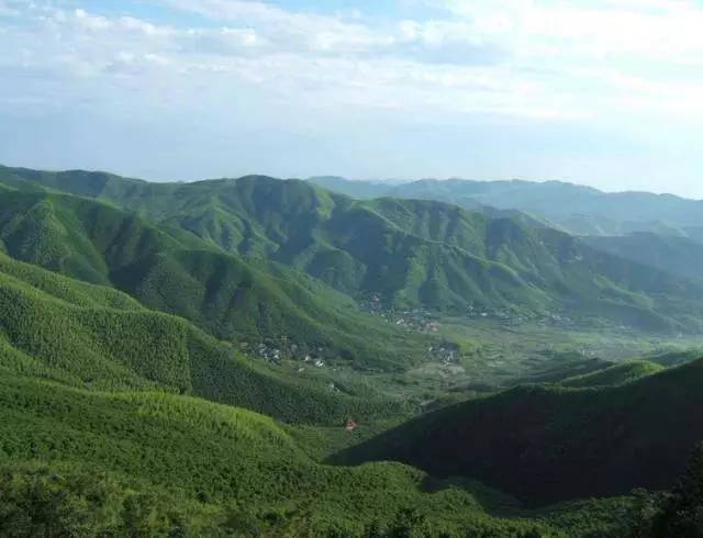 木叶夏民宿，云天收夏色木叶动秋声