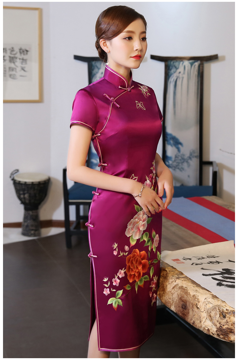 艳而不俗的牡丹绣花旗袍，妩媚风情十足!