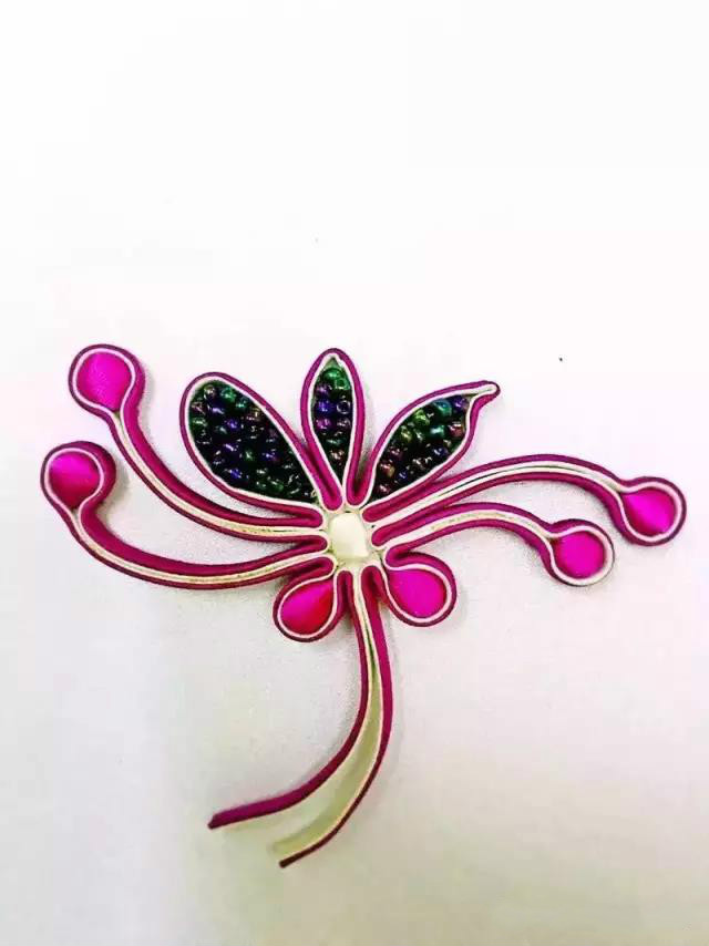 中式服装的精美盘扣制作