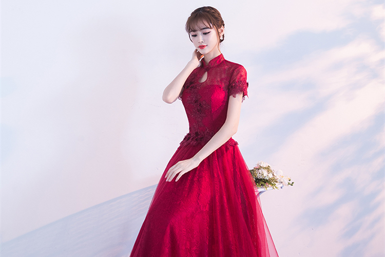中式立领修身长款礼服，新娘敬酒服