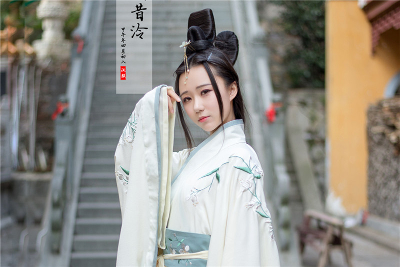 汉服女绣花曲裾正规襦裙