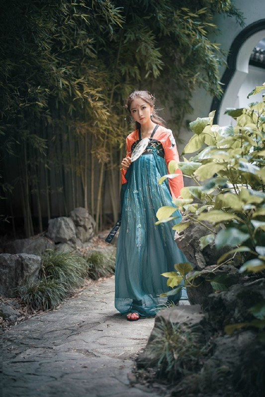 树林中古装女子图片