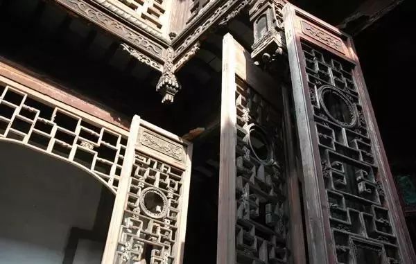 品味木雕艺术：感受中式老房的匠心之美！