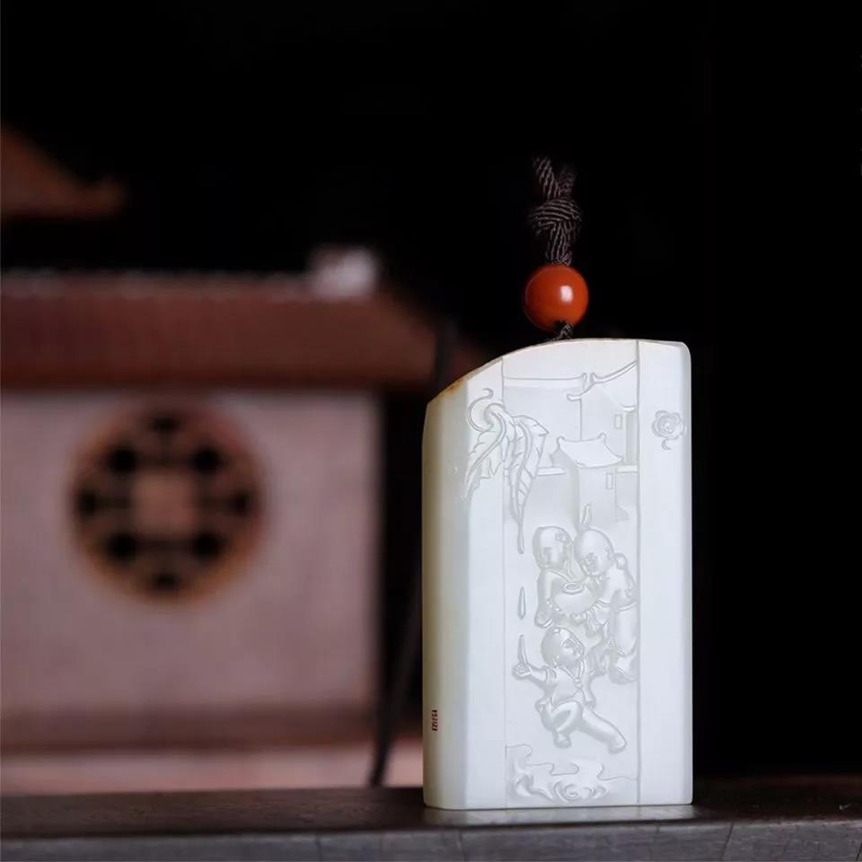 探讨和田玉玉牌：和田玉规则牌形却有一缺口？