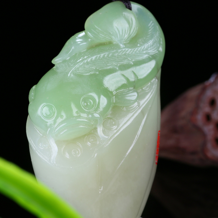 和田翠青玉山料鱼挂坠，玉坠莲蓬玉石项链