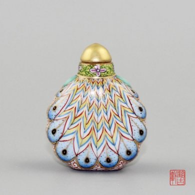 孔雀开屏手工描金粉彩陶瓷鼻烟壶