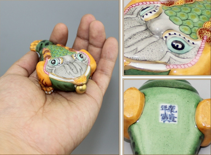手工描金招财金蟾陶瓷鼻烟壶