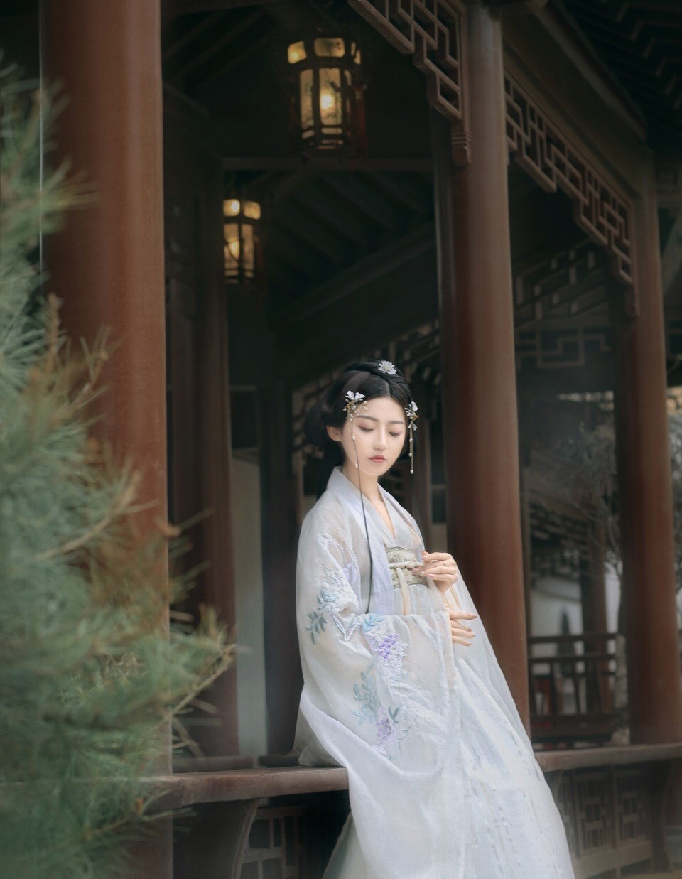 古装摄影：白衣花瓣意境人像摄影