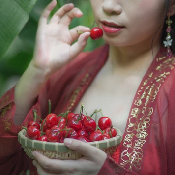 樱桃红衣古风头像，娇艳美人!