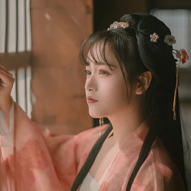 文艺粉纱裙带伞女生头像，唯美古风真人头像