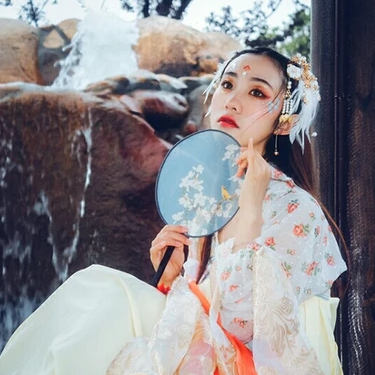 梦如烟持团扇女生头像，唯美古风真人头像