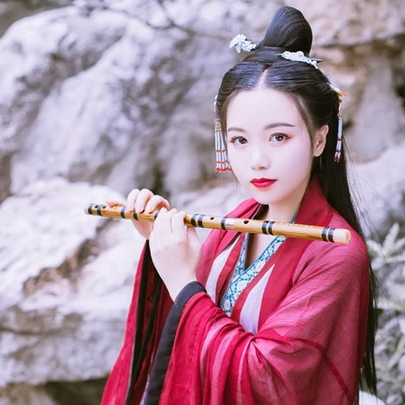 红衣文艺女生头像：唯美古风真人头像