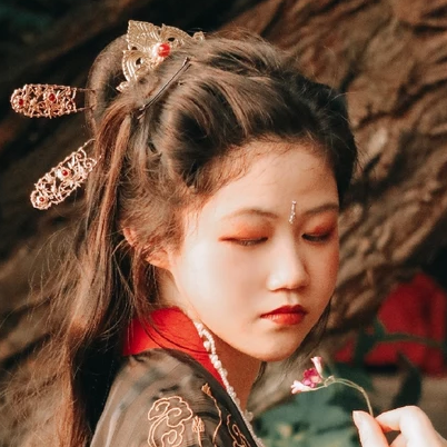 红妆女生头像：唯美古风真人头像