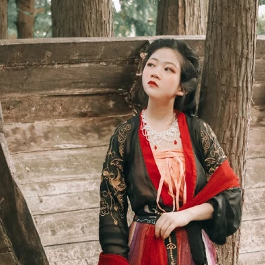 红妆女生头像：唯美古风真人头像