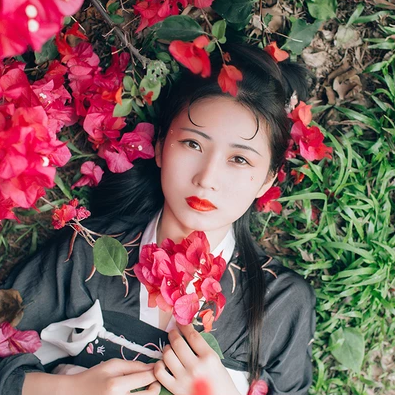 娇艳红花女生头像，唯美古风真人头像