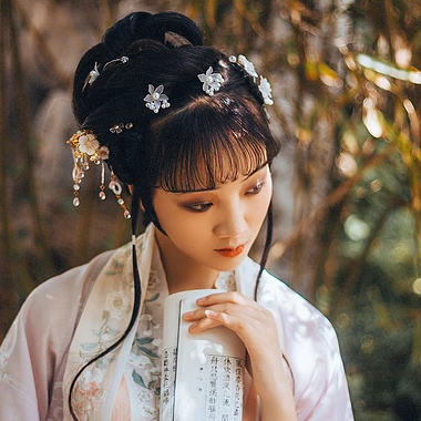 优雅庭院女生头像，唯美古风真人头像