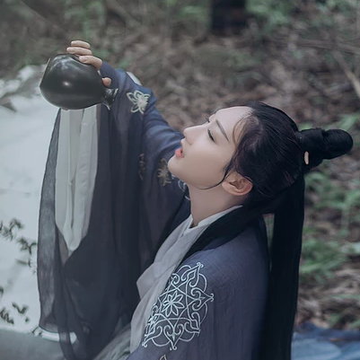 禅意喝酒女生头像，唯美古风真人头像