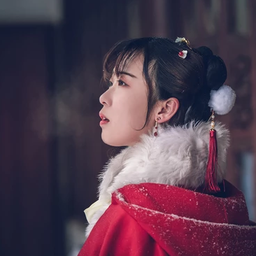 身红披风持伞赏雪女生头像，唯美古风真人头像