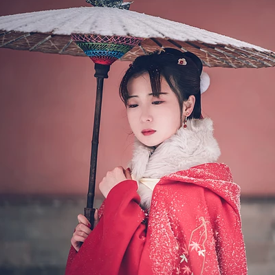 身红披风持伞赏雪女生头像，唯美古风真人头像