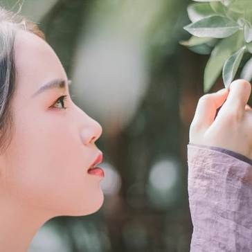 惬意喝酒赏花女生头像，唯美古风真人头像