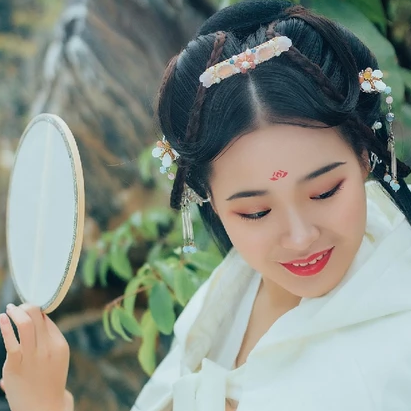 超萌可爱带团扇女生头像，唯美古风真人头像