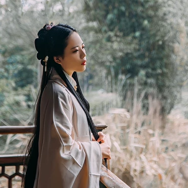 白衣风度带折扇女生头像，唯美古风真人头像