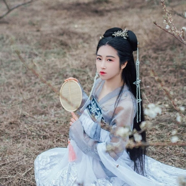 漫山花落带团扇女生头像，唯美古风真人头像