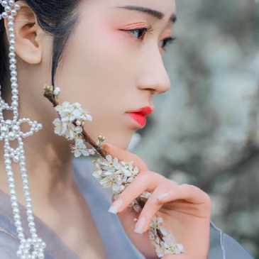 漫山花落带团扇女生头像，唯美古风真人头像