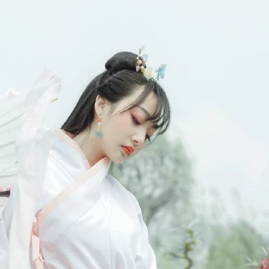 粉红少女带团扇女生头像，唯美古风真人头像