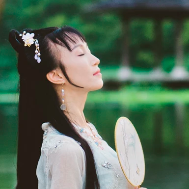 清新文艺带团扇女生头像，唯美古风真人头像