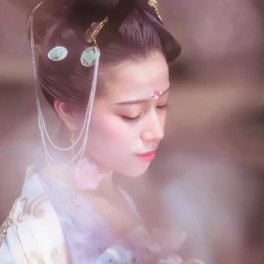 繁花浪漫带团扇女生头像，唯美古风真人头像