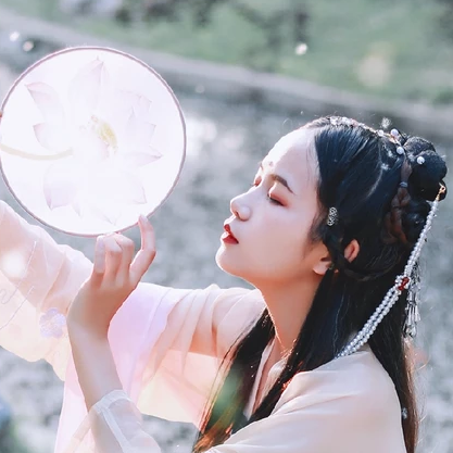 柳絮飘扬带折扇女生头像，唯美古风真人头像