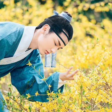 书生赏花游玩男生头像，唯美古风真人头像