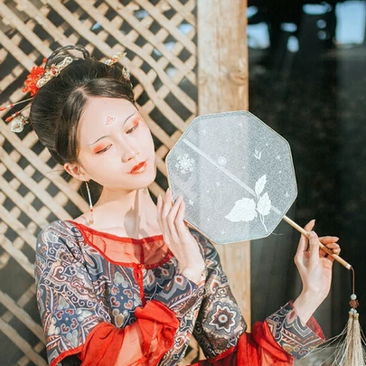 枯枝秋意带团扇女生头像，唯美古风真人头像