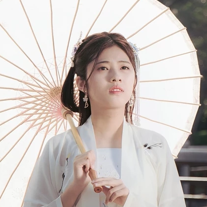 青春白衣带折扇女生头像，唯美古风真人头像
