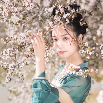唯美古风真人头像：花影美人女生头像