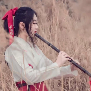 芦苇丛文艺吹笛女生头像，唯美古风真人头像