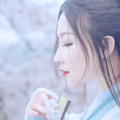 淡雅樱花带折扇女生头像，唯美古风真人头像