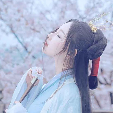 淡雅樱花带折扇女生头像，唯美古风真人头像