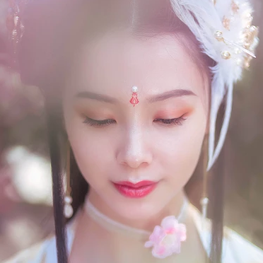 粉色桃花拂面带团扇女生头像，唯美古风真人头