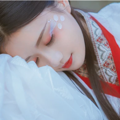 花落伤感喝酒女生头像，唯美古风真人头像