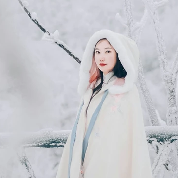 白雪纷飞女生头像，唯美古风真人头像