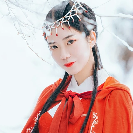 优雅红衣白雪女生头像，唯美古风真人头像