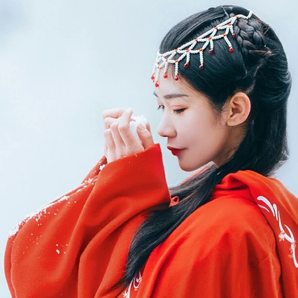 优雅红衣白雪女生头像，唯美古风真人头像