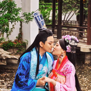 桃花飞舞甜蜜情侣头像，唯美古风真人头像
