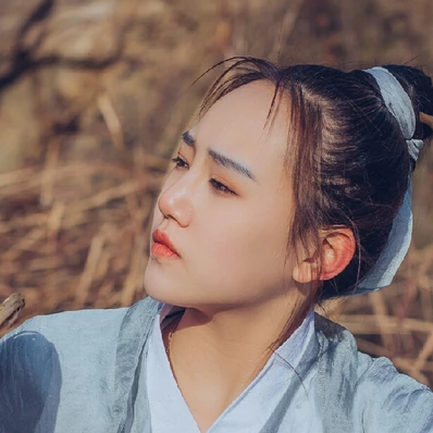 逍遥江湖带兵器女生头像，唯美古风真人头像