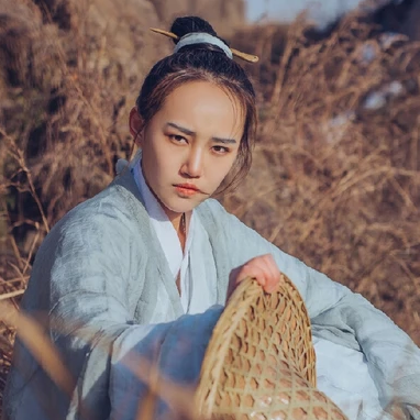 逍遥江湖带兵器女生头像，唯美古风真人头像