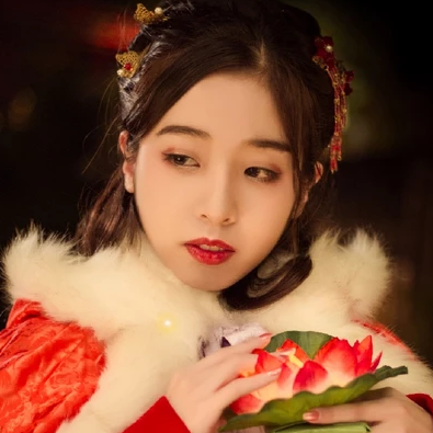 月色下放莲花女生头像，唯美古风真人头像