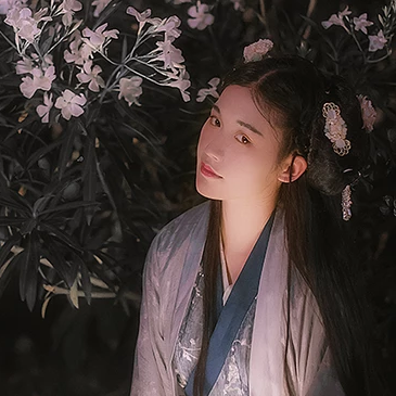 夜晚迷人花朵女生头像，唯美古风真人头像